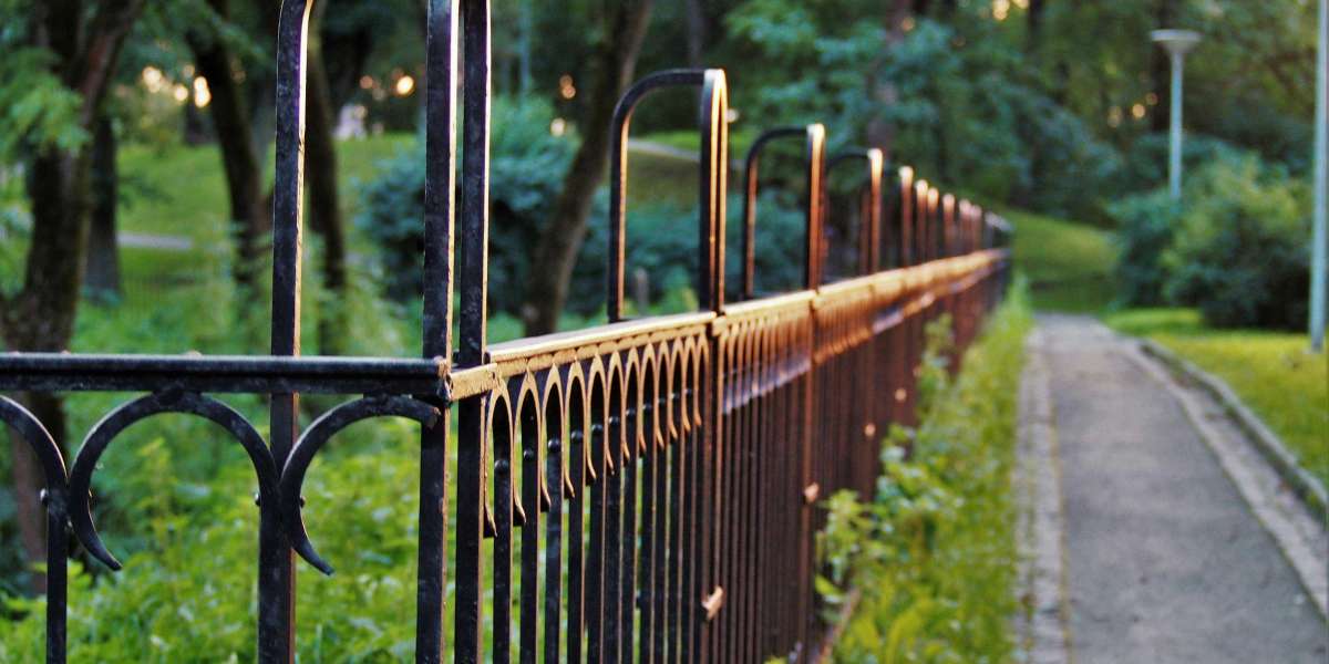 Transform Your Outdoor Space with a Vinyl Fence in Toronto